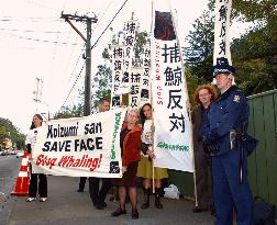 Antiwhaling campaign greets Koizumi